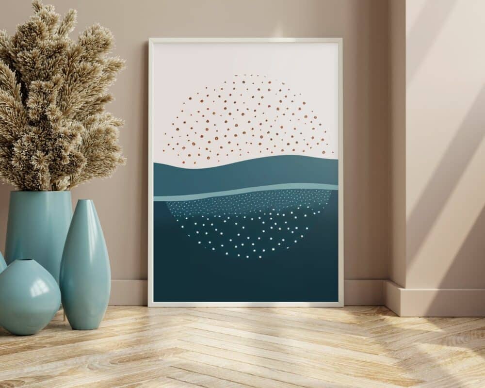 הדפס אמנות מינימליסטי שכותרתו "תמונה לחדר שינה נוסח מינימליסטי עיגול לבן מנוקד על רקע כחול גלי", הכולל עיגול לבן גדול המורכב מנקודות קטנות על רקע כחול גלי, ממוסגר ומוצג על רצפת עץ לצד אגרטלים כחולים ועיצוב צמחי מיובש .
