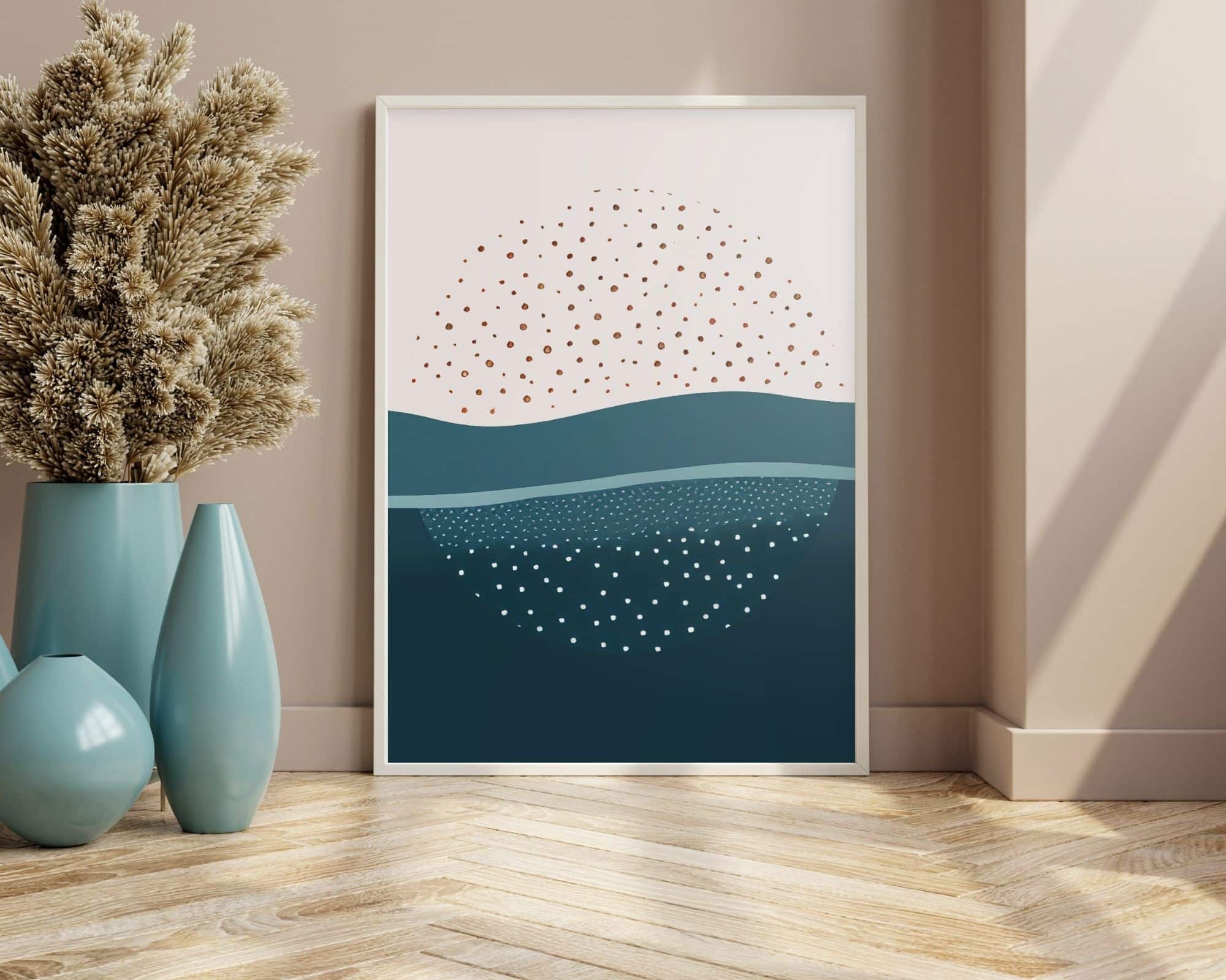 9300mo1 הדפס אמנות מינימליסטי שכותרתו "תמונה לחדר שינה נוסח מינימליסטי עיגול לבן מנוקד על רקע כחול גלי", הכולל עיגול לבן גדול המורכב מנקודות קטנות על רקע כחול גלי, ממוסגר ומוצג על רצפת עץ לצד אגרטלים כחולים ועיצוב צמחי מיובש .
