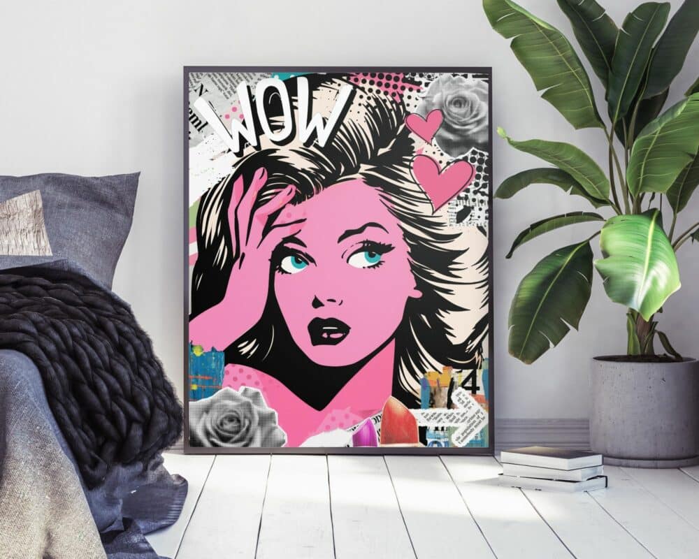 ציור פופ ארט ממוסגר בשם "תמונה לחדר נוער נוסח פופ ארט אישה ורודה בעיצוב קומיקס דגם ב'" המתאר אישה מופתעת עם עור ושיער ורודים, מוקפת לבבות ושושנים, עומדת על הרצפה על רקע קיר לבן. לידו עציץ ירוק ומשמאל מיטה עם שמיכה סרוגה.