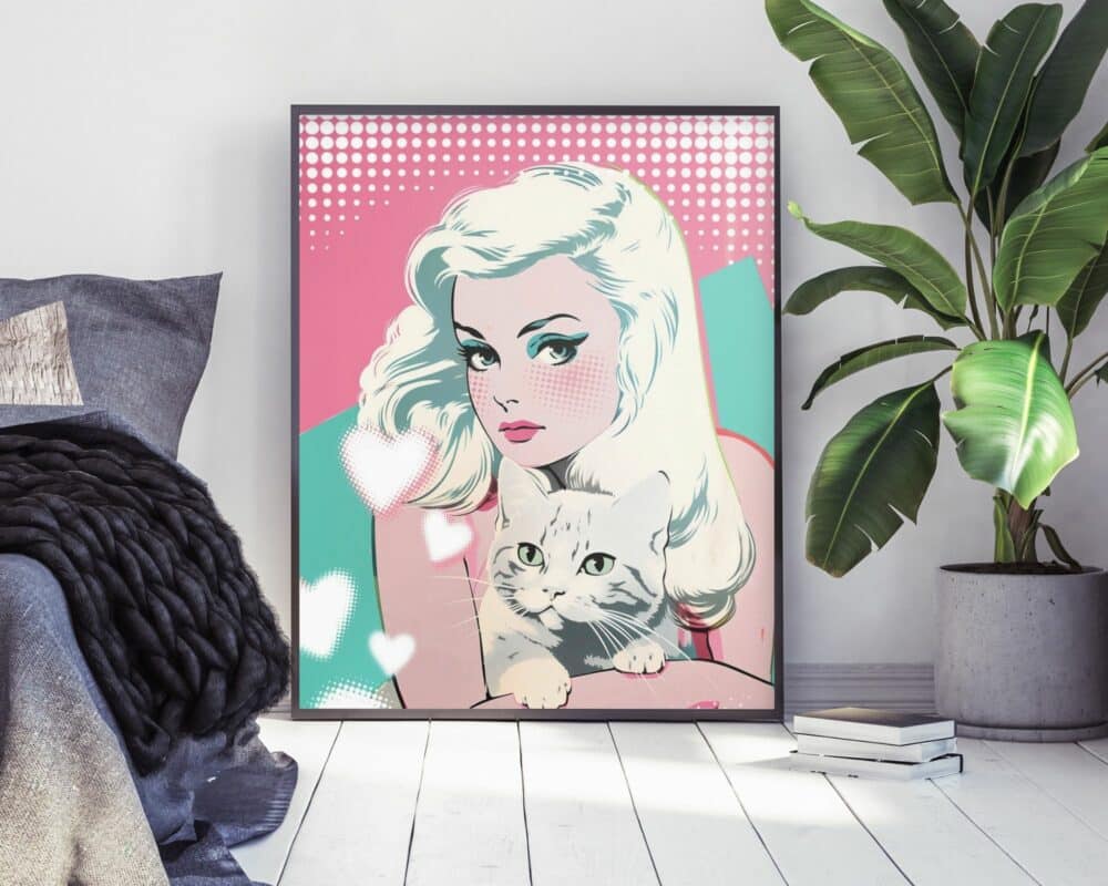 הדפס הפופ ארט הממוסגר, שכותרתו "תמונה לסלון נוסח פופ ארט אישה והחתול שלה בעיצוב קומיקס", מציג אישה עם שיער בלונדיני פלטינה ועיניים ירוקות מחזיקה חתול. הוא מוצג על הרצפה על רקע פסטל ורוד וצהבהב מעוטר בצורות לב, ממוקם ליד עציץ ומיטה עטופה בשמיכות כהות.
