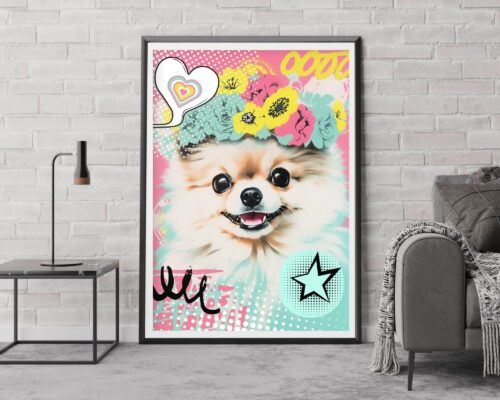 יצירת אמנות ממוסגרת מונחת על קיר לבנים לבן. היצירה הצבעונית כוללת פומרניאן חייכני המעוטר בכיסוי ראש פרחוני תוסס. עיצובים שובבים, כולל לבבות, כוכבים וצורות מופשטות, מקיפים את הכלב. המוצר נקרא "תמונה לחדר נוער נוסח פופ ארט פומרני דובי עם כתר פרחים". ספה ושולחן צד נמצאים בקרבת מקום.