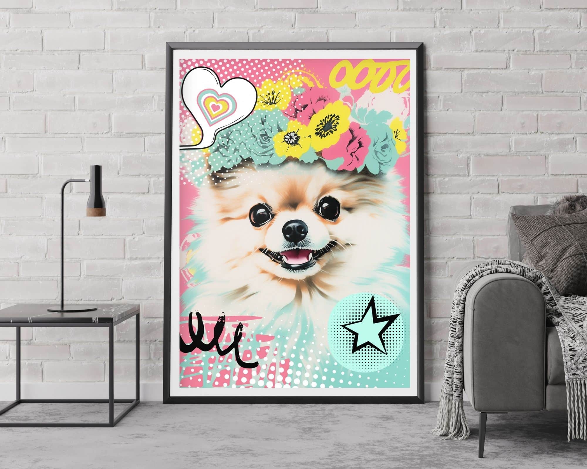 2497mo1 יצירת אמנות ממוסגרת מונחת על קיר לבנים לבן. היצירה הצבעונית כוללת פומרניאן חייכני המעוטר בכיסוי ראש פרחוני תוסס. עיצובים שובבים, כולל לבבות, כוכבים וצורות מופשטות, מקיפים את הכלב. המוצר נקרא "תמונה לחדר נוער נוסח פופ ארט פומרני דובי עם כתר פרחים". ספה ושולחן צד נמצאים בקרבת מקום.
