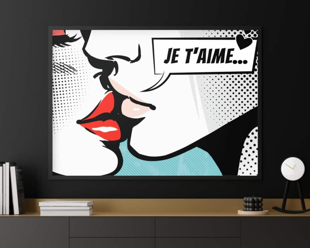תמונה ממוסגרת בסגנון פופ ארט שכותרתה "תמונה לסלון מעל הספה נוסח פופ ארט זוג בנשיקה" תלויה על קיר שחור, המתארת תקריב של פניה של אישה עם שפתיים אדומות ובועת דיבור האומרת "Je t'aime... " בצרפתית. מתחת לתמונה מוערמים ספרים ושעון עגול על מדף.