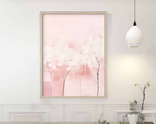 החדר כולל נושא פסטל עם ציור אנכי גדול בשם "תמונה לחדר שינה נוסח אבסטרקט עצים לבנים ביער ורוד", המציג עצים מופשטים בגווני ורוד ולבן רכים. הציור ממוסגר בעץ בהיר ומוצג על קיר לבן. כמו כן נראים אור תליון לבן מודרני וצמח ירוק קטן המונח על שולחן.