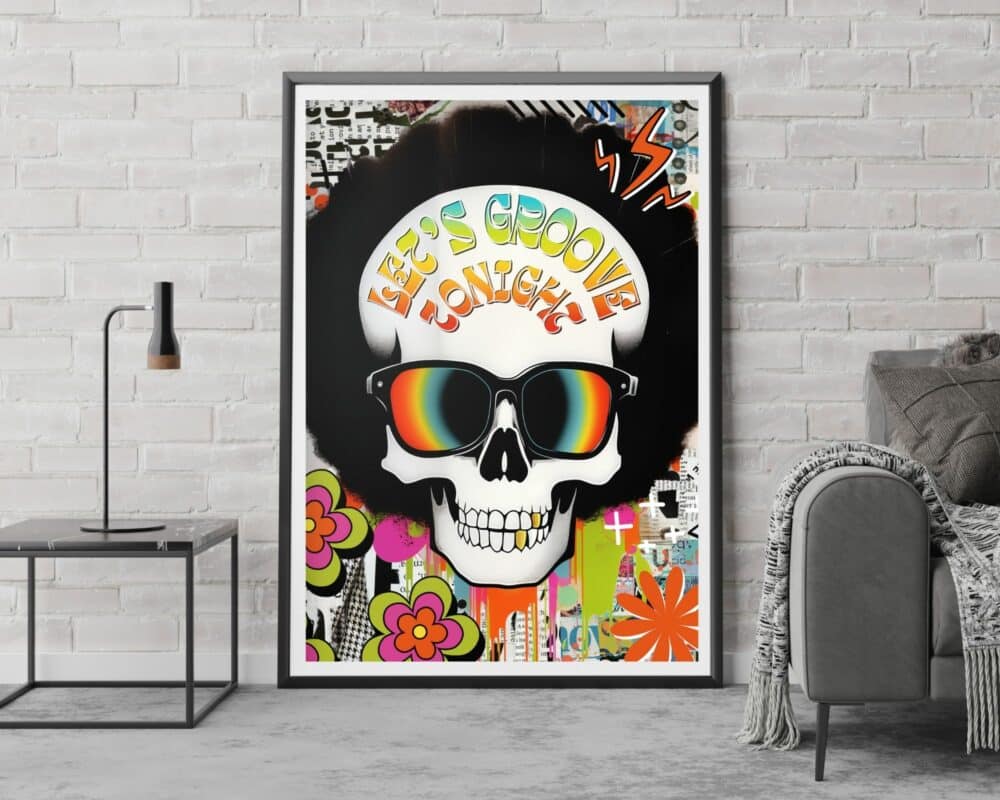 פוסטר ממוסגר על קיר לבנים לבן כולל את התמונה לחדר נוער נוסח פופ ארט גולגולת הדיסקו, המתארת תמונה צבעונית של גולגולת עם אפרו המרכיבה משקפי שמש מחזירי אור. הרקע כולל עיצובים ופרחים מופשטים, כשבראש הטקסט "LET'S GROOVE TONIGHT". מנורה וספה אפורה נמצאים בקרבת מקום.