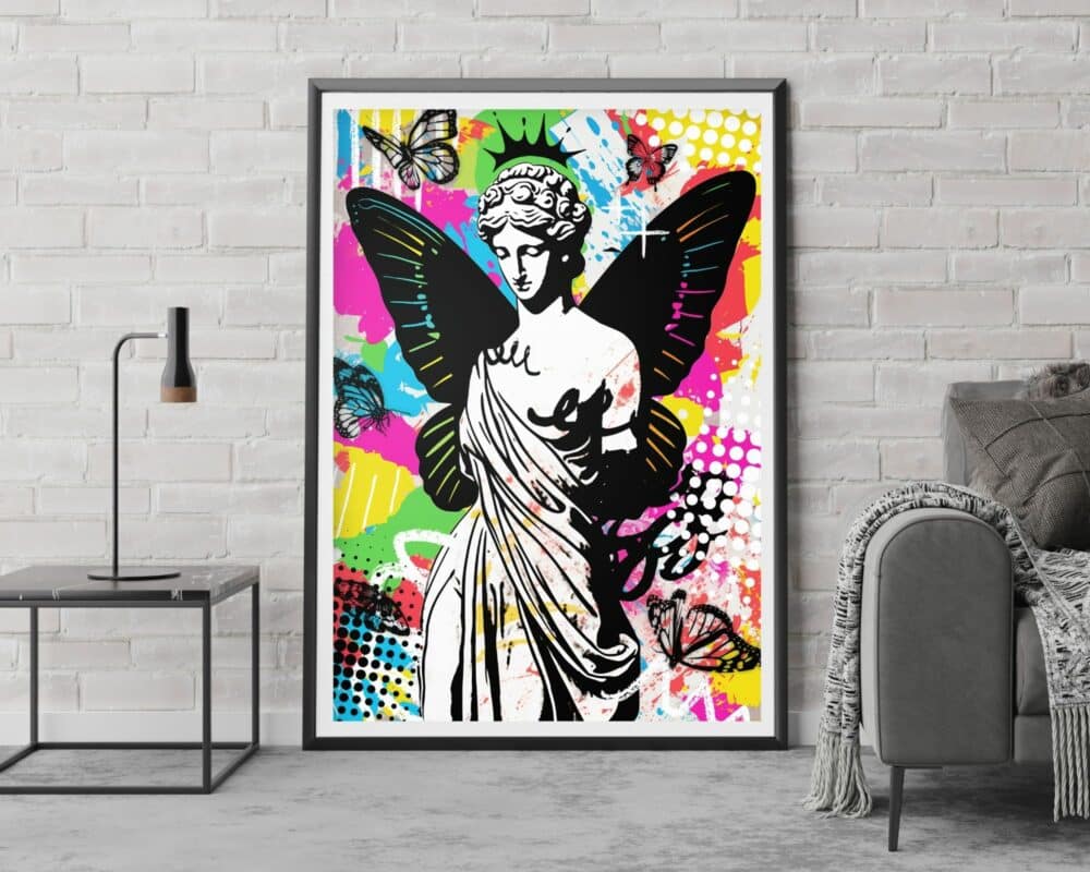 "תמונה לחדר נוער נוסח פופ ארט פיה פסל רומי בצבעי ניאון" תלוי על קיר לבנים בהיר, ומציג פסל עם כנפי פרפר שחורות על רקע תוסס בסגנון גרפיטי. את הסצנה משלים שולחן מודרני ומינימליסטי עם מנורה וכורסה ירוקה.