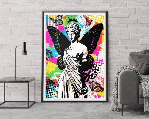 "תמונה לחדר נוער נוסח פופ ארט פיה פסל רומי בצבעי ניאון" תלוי על קיר לבנים בהיר, ומציג פסל עם כנפי פרפר שחורות על רקע תוסס בסגנון גרפיטי. את הסצנה משלים שולחן מודרני ומינימליסטי עם מנורה וכורסה ירוקה.