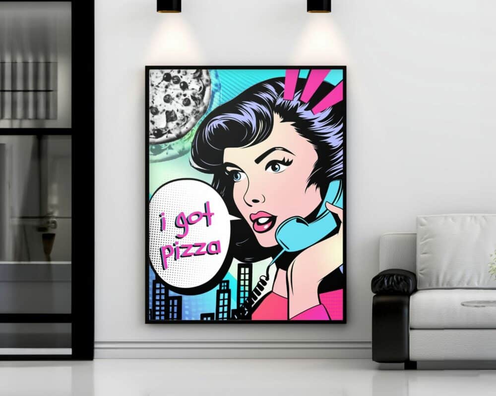 ציור בסגנון פופ ארט בשם תמונה לחדר נוער נוסח פופ ארט קומיקס יש לי פיצה תלוי על קיר מודרני ולבן לצד ספה אפורה. הציור מתאר אישה עם שיער כהה מחזיקה טלפון לאוזנה, עם בועת דיבור שאומרת: "יש לי פיצה". פרוסת פיצה נראית ברקע.