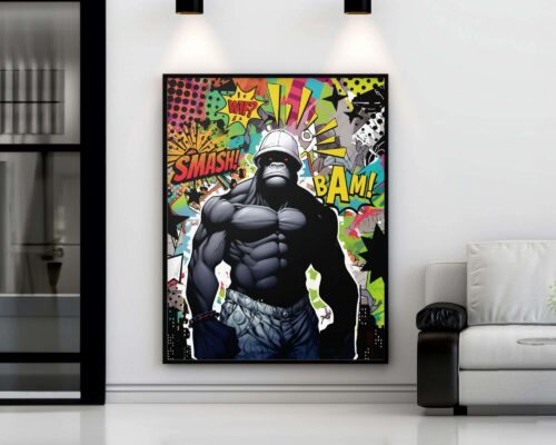 פוסטר פופ ארט תוסס של גיבור-על שרירי לובש קפוצ'ון, הכולל אפקטים קוליים בסגנון קומי כמו "SMASH!" ו"BAM!" ברקע. היצירה הממוסגרת והרכבה הזו, שכותרתה תמונה לחדר נוער נוסח פופ ארט קומיקס גוילה אלפא, מוצגת על קיר לבן לצד ספה.