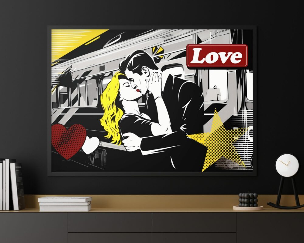 המוצר "תמונה מעל הספה נוסח פופ ארט נשיקה רומנטית ברכבת" כולל הדפס פופ ארט ממוסגר המתאר זוג מתנשק בלהט מול רכבת, מודגש בצבעים עזים ואלמנטים גרפיים כמו לב אדום, כוכבים צהובים והמילה "אהבה" מוצגת בצורה בולטת. הגרפיקה מגלמת סגנון קומיקס וינטג'.
