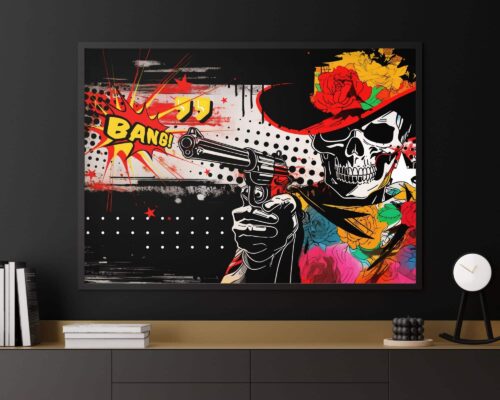 הציור הממוסגר, שכותרתו "תמונה לסלון מעל הספה נוסח פופ ארט גולגולת קאובוי", מציג שלד בולט חובש כובע בוקרים אדום מעוטר בפרחים, מצביע על אקדח עם הקריאה בסגנון קומי "באנג!" מתואר לידו. הדפוסים המופשטים התוססים ברקע משפרים את האווירה התוססת. היצירה מותקנת באלגנטיות על קיר כהה מעל מדף.