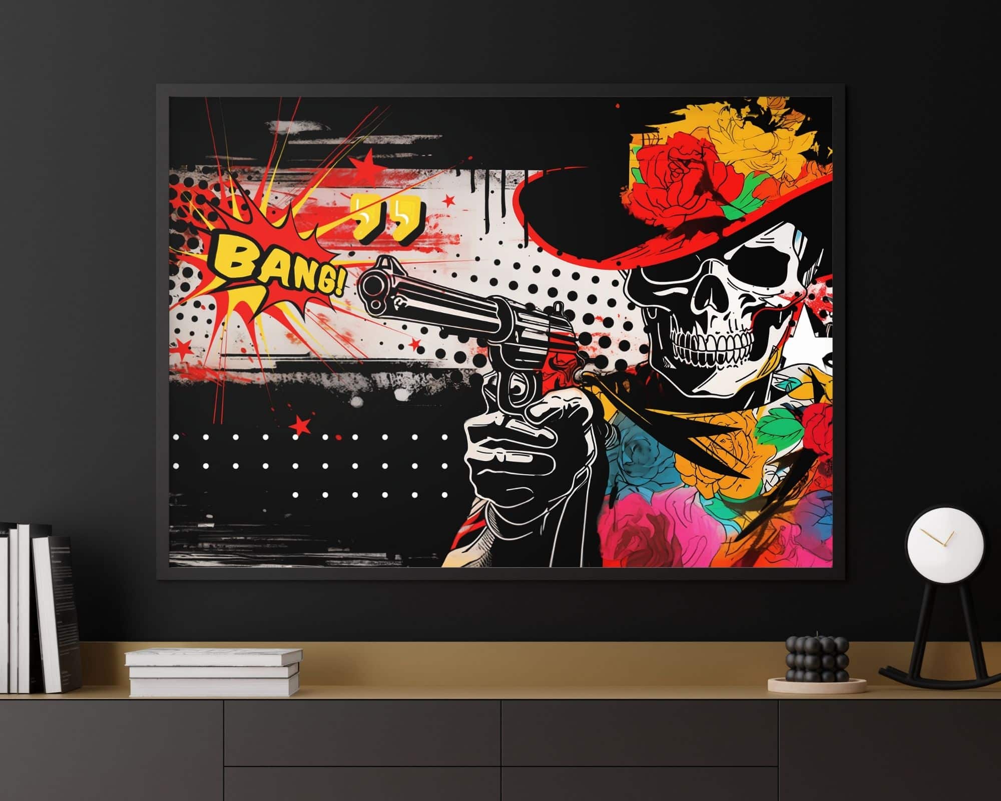 2524mo1 הציור הממוסגר, שכותרתו "תמונה לסלון מעל הספה נוסח פופ ארט גולגולת קאובוי", מציג שלד בולט חובש כובע בוקרים אדום מעוטר בפרחים, מצביע על אקדח עם הקריאה בסגנון קומי "באנג!" מתואר לידו. הדפוסים המופשטים התוססים ברקע משפרים את האווירה התוססת. היצירה מותקנת באלגנטיות על קיר כהה מעל מדף.