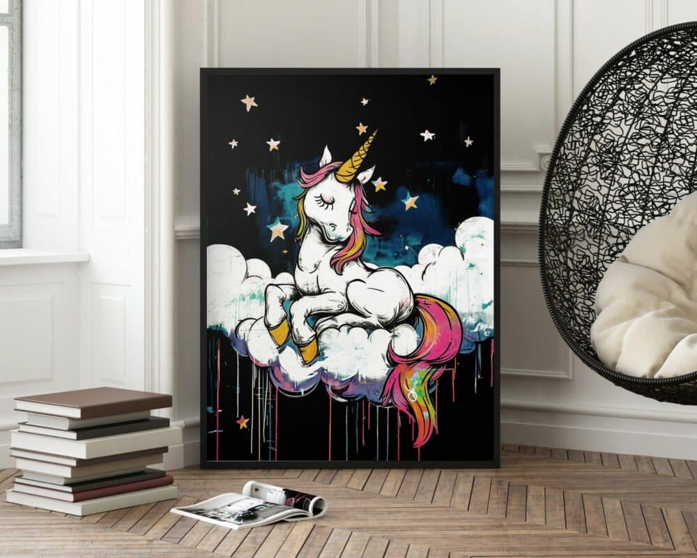 ציור ממוסגר, שכותרתו "תמונה לחדר נוער נוסח גרפיטי חד קרן בעננים", מציג חד קרן היושב על ענן מתחת לשמי לילה זרועי כוכבים. חד הקרן מתהדר ברעמה וזנב צבעוניים. יצירות האמנות מוצבות על הרצפה, נשענות על קיר חדר מודרני עם ציפוי לבן וכיסא תלוי, בעוד מספר ספרים נערמים בקרבת מקום.