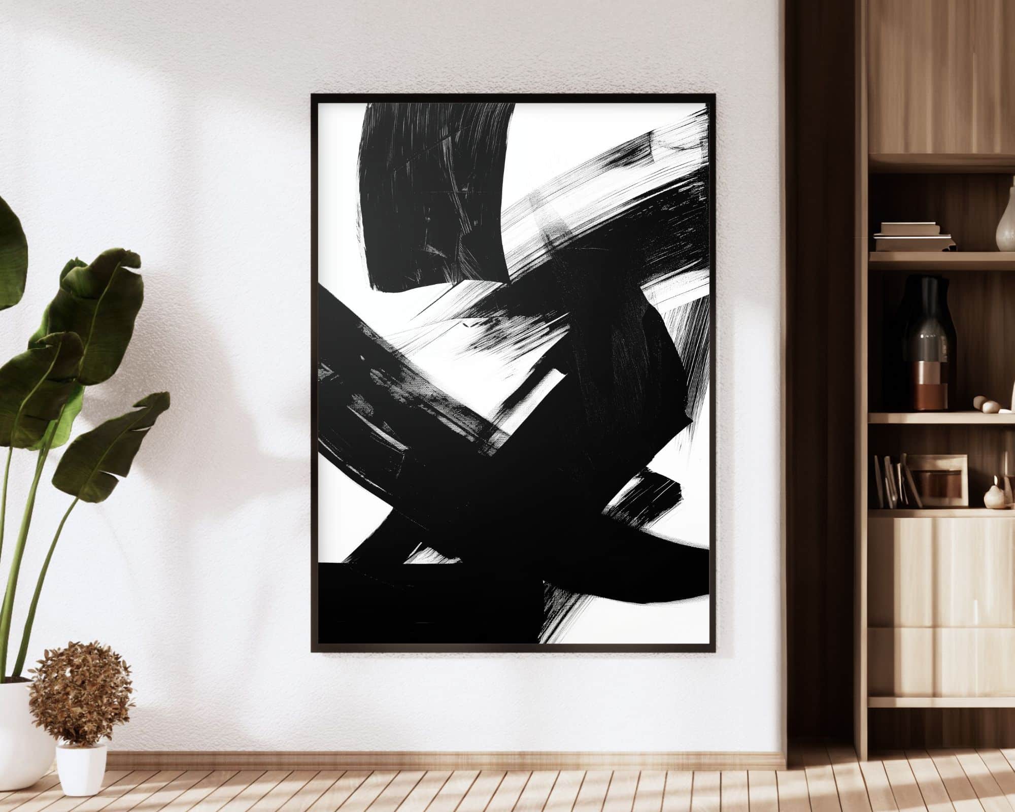 2544mo1 חלל מגורים מינימליסטי הכולל ציור מופשט גדול בשחור לבן שכותרתו "תמונה למשרד נוסח אבסטרקט משיכות מכחול רחבות בשחור לבן" על קיר לבן, ממוסגר בשחור. צמח גבוה ועציץ קטן מעטרים את הרצפה משמאל. מדפי עץ בצד ימין מכילים חפצי נוי שונים.