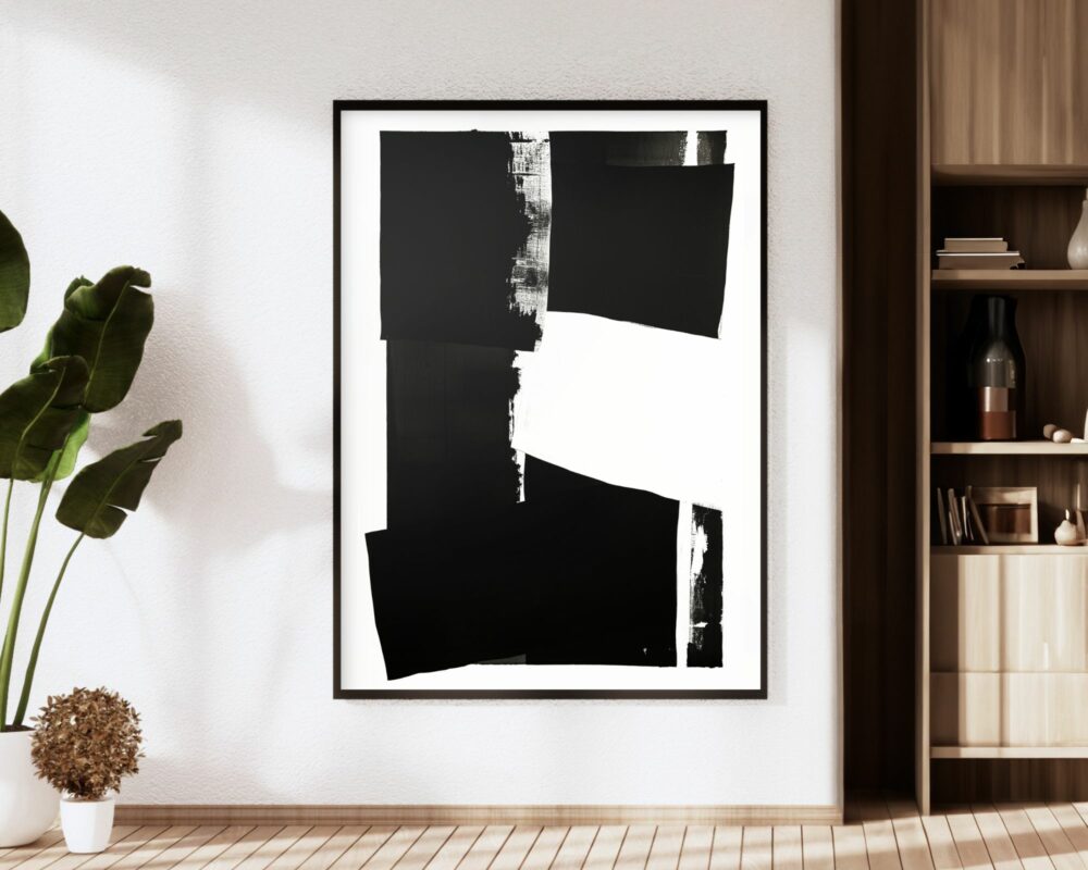 חלל מגורים מינימליסטי כולל יצירת אמנות אבסטרקטית גדולה, תמונה למשרד בעיצוב אבסטרקט משיכות מכחול רחבות בשחור לבן, עם צורות נועזות בשחור ולבן תלויות על קיר לבן. עציץ גבוה ניצב משמאל, ומדף ספרים מעץ עם פריטים שונים תופס את הצד הימני של החדר.