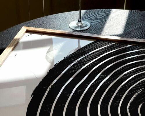 ⁦תמונה למשרד בעיצוב מינימליסטי עיגול שחור עם קווים לבנים⁩ – תמונה ⁦5⁩