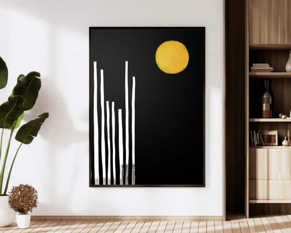 תמונה גדולה ממוסגרת למשרד בעיצוב מינימליסטי ירח צהוב בשמיים שחורים תלויה על קיר לבן. הציור מציג עיצוב מינימליסטי עם קווים אנכיים לבנים גבוהים על רקע שחור ועיגול צהוב מודגש הדומה לשמש. עציץ עומד על הרצפה משמאל ומדפים מימין.