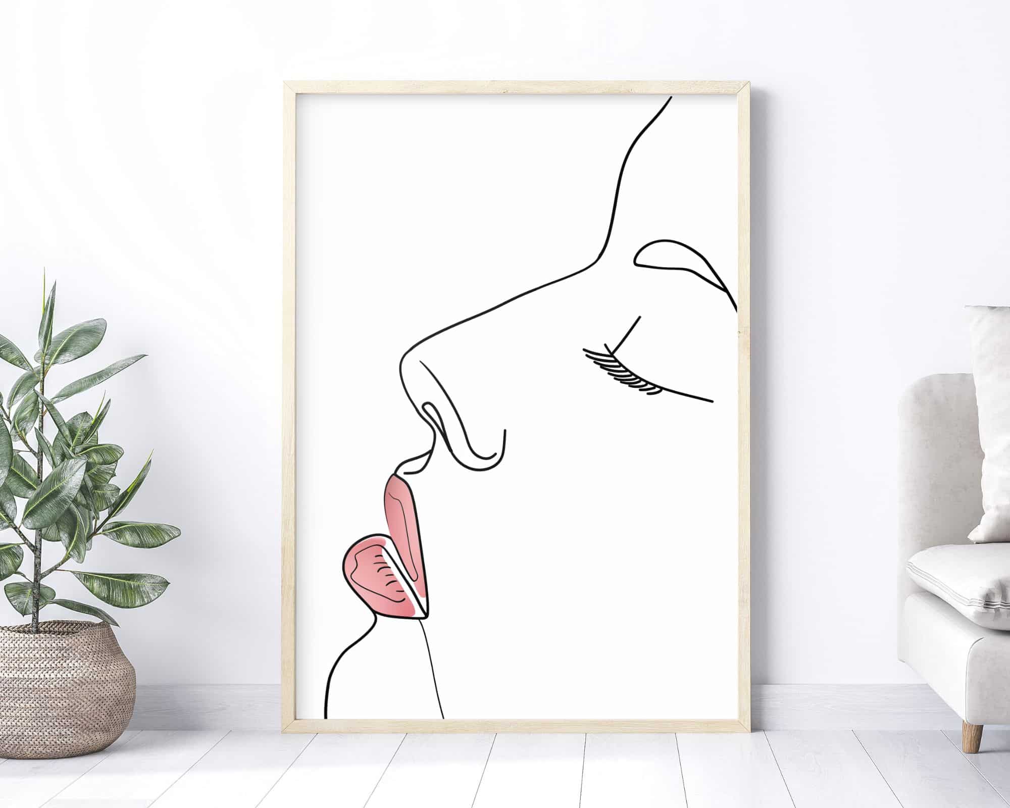 2560mo1 תמונה פני לחדר שינה בעיצוב מינימליסטי אישה בקווי מתאר א', הכוללת קו מינימליסטי של פנים בפרופיל עם עיניים עצומות ושפתיים ורודות, ממוסגרת ונשענת על קיר לבן. משמאל, יש עציץ ירוק, וספה בהירה נראית חלקית מימין.