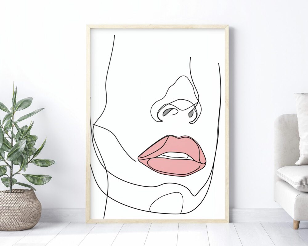 התמונה פני לחדר שינה בעיצוב מינימליסטי אישה בקווי מתאר ב', המציגה ציור קו מינימליסטי של פנים עם שפתיים ורודות, מוצגת על רקע קיר לבן. משמאל צמח עציץ בעל עלים. מימין, יש זרוע של ספה בהירה. התפאורה נראית כסלון מודרני ומסוגנן.