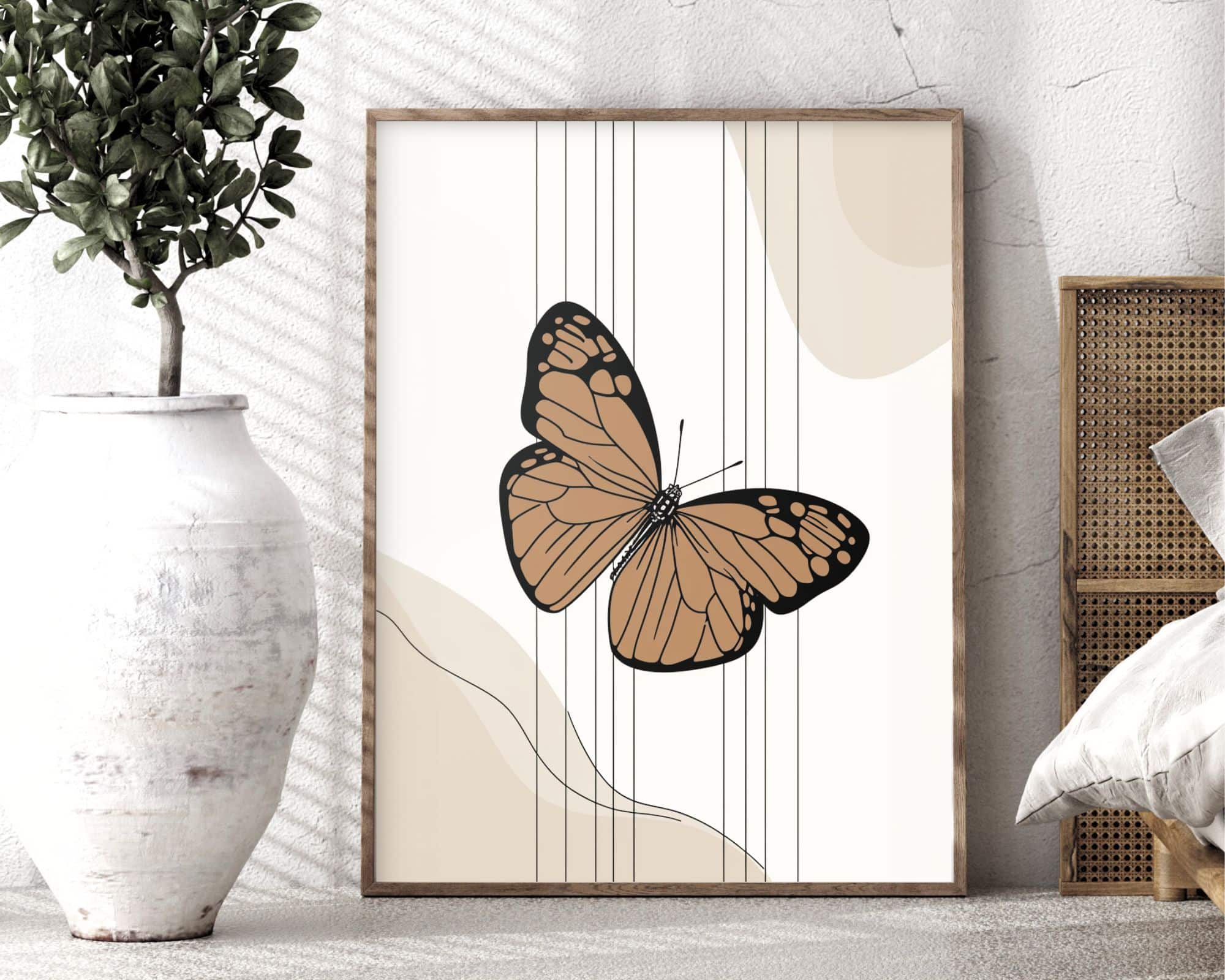 2572mo1 תמונה ממוסגרת שכותרתה "תמונה לחדר שינה בעיצוב מינימליסטי פרפר על רקע בז'" מונחת על קיר. הגרפיקה מציגה פרפר מונרך על רקע בז' ולבן מינימליסטי עם עיצובים ליניאריים. אגרטל לבן גדול עם עלווה ירוקה משמאל, וחלק ממיטה עם ראש מיטה מקש מימין.