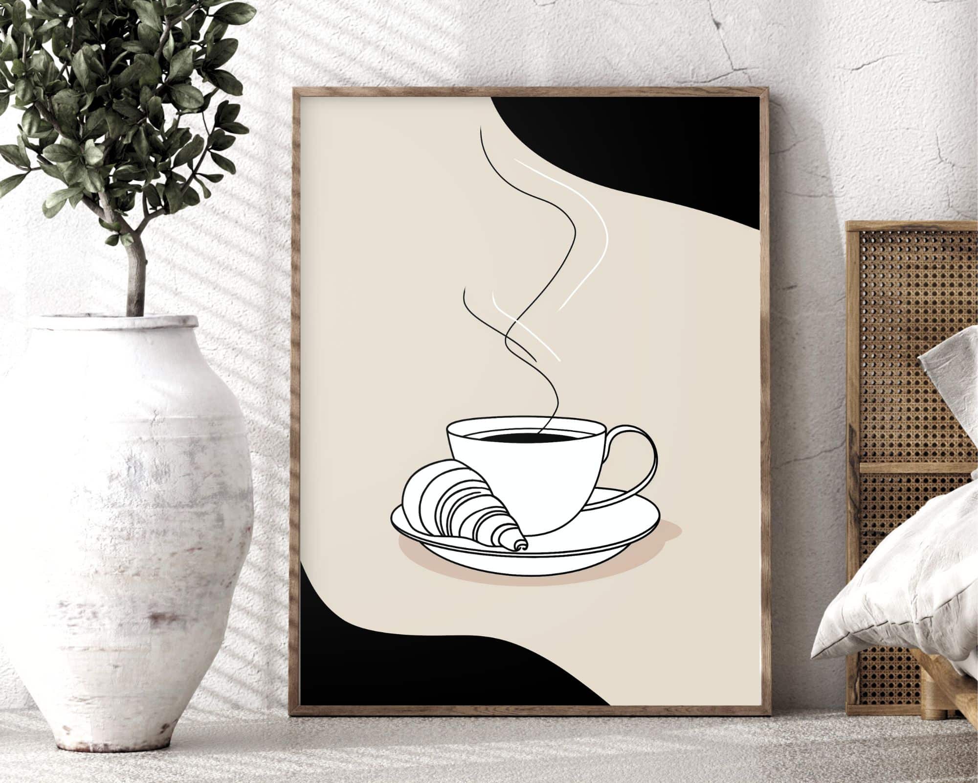 2573mo1 יצירת אמנות מינימליסטית ממוסגרת, שכותרתה תמונה לפינת אוכל בעיצוב מינימליסטי קפה וקרואסון, המתארת כוס קפה מהבילה וקרואסון על צלחת, נשען על קיר בעל מרקם. לצד היצירה אגרטל קרמיקה לבן עם צמח, וחלק ממצעי ראטן ומצעים לבנים נראה גם כן.