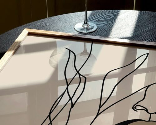 ⁦תמונה לחדר שינה בעיצוב מינימליסטי ציור קווי אישה ועלים צבע בז'⁩ – תמונה ⁦5⁩