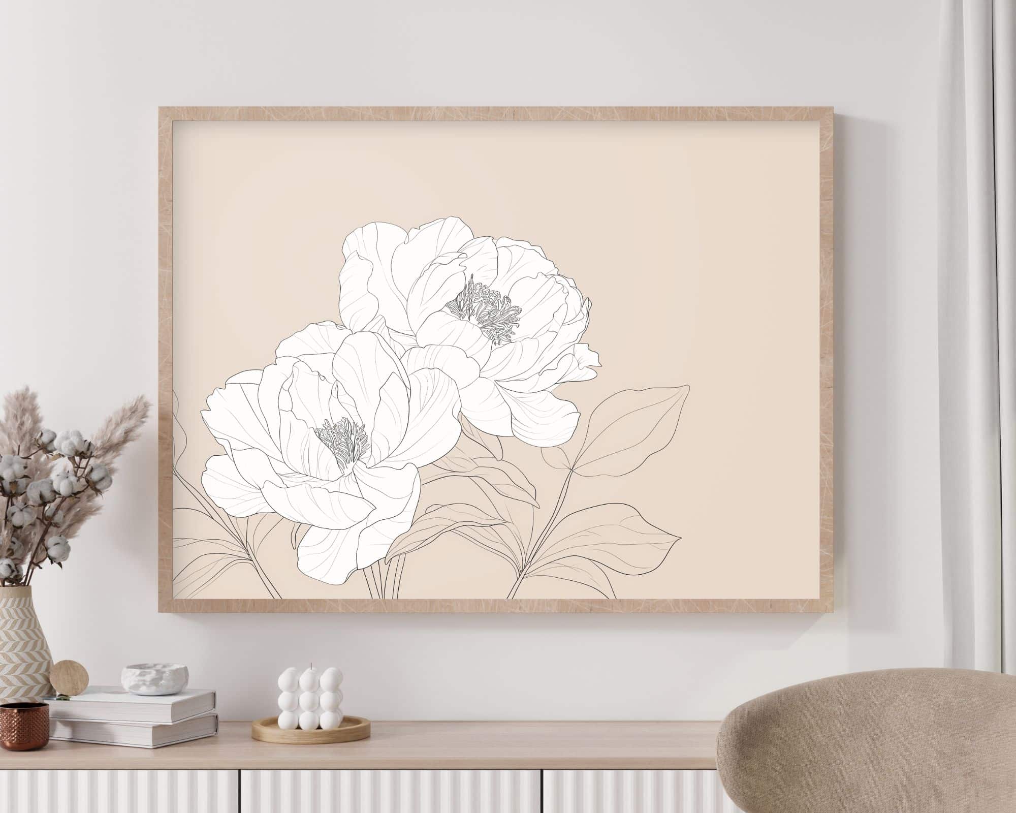 2586mo1 ציור קו מינימליסטי ממוסגר, תמונה מעל המיטה בעיצוב מינימליסטי אדמונית לבנה על רקע בז', של שני פרחים גדולים עם עלים על רקע בז', תלוי על קיר בגוון בהיר. מתחתיו מזנון מחזיק סידור פרחים מיובשים ופריטי נוי. חלק מהכיסא נראה מימין.