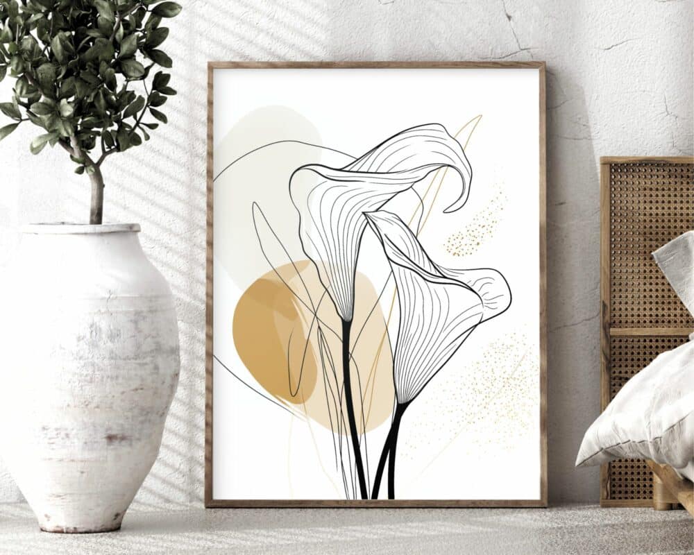 הדפס קו מינימליסטי ממוסגר בשם "תמונה לחדר שינה בעיצוב מינימליסטי זוג קולות בחום בז'", הכולל חבצלות קאלה מופשטות עם הדגשות בז' ואפור בהיר, מונחת על קיר לבן בעל מרקם. משמאל עציץ חרס לבן גבוה עם צמח ירוק ומימין חלק ממסגרת מיטה נצרים ומצעים לבנים.