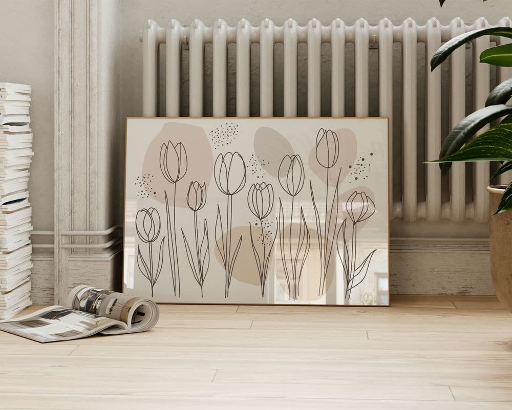 הדפס אמנות מינימליסטי שכותרתו "תמונה מעל המיטה בעיצוב מינימליסטי פרחים בקווי מתאר" מונחת במסגרת על רקע רדיאטור לבן בחדר נעים. בסמוך, ערימה קטנה של מגזינים יושבת על רצפת העץ, ועציץ מוסיף ירק לפינה. החדר משדר אווירה רגועה ואסתטית.