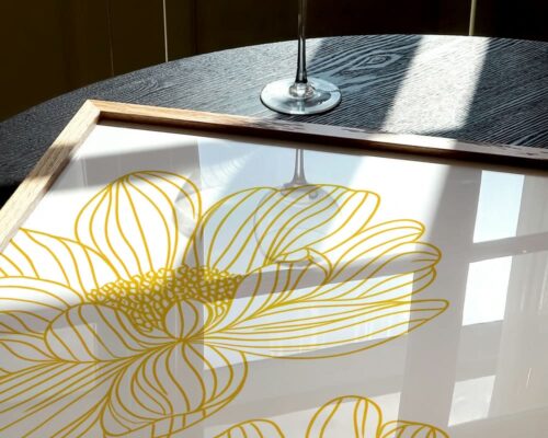 ⁦תמונה לפינת אוכל בעיצוב מינימליסטי קוי מתאר פרח בצהוב⁩ – תמונה ⁦5⁩