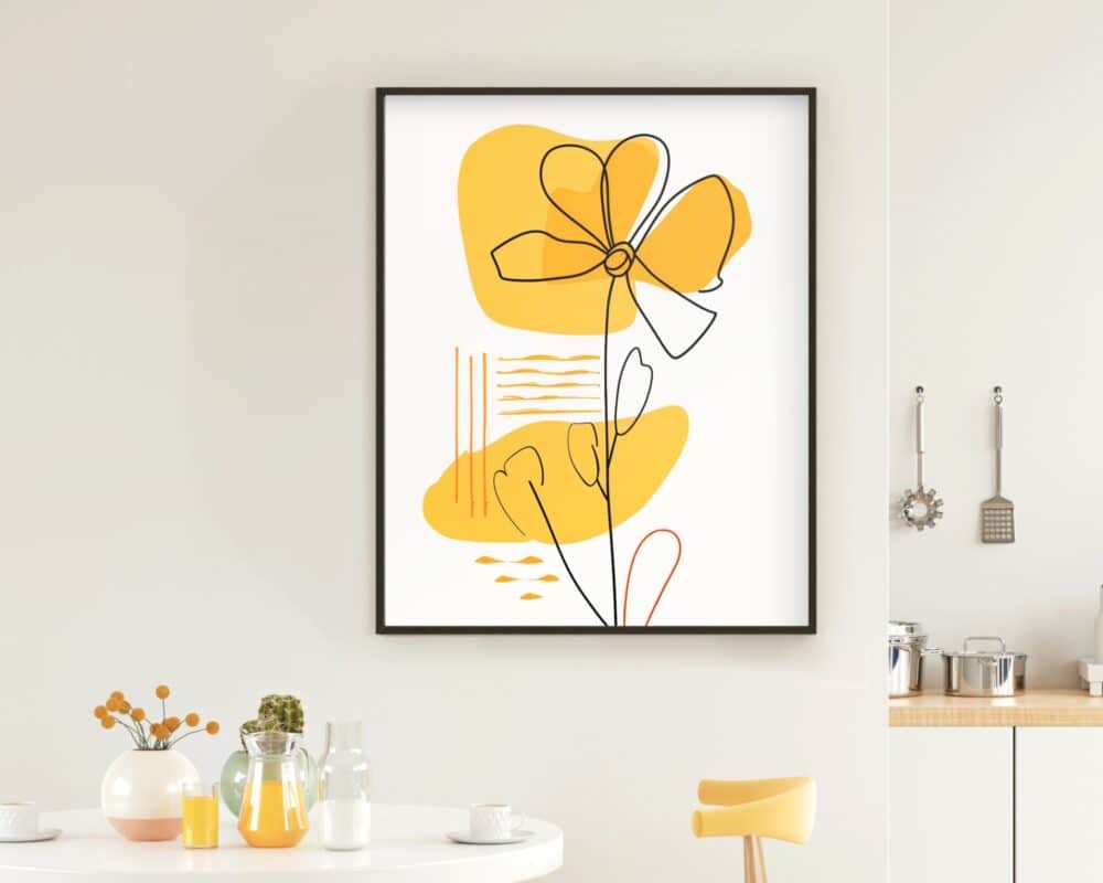 מטבח מינימליסטי כולל קיר לבן המעוטר ביצירת אמנות מופשטת ממוסגרת, "תמונה לפינת אוכל בעיצוב מינימליסטי פרח צהוב וכתום ב'", המתאר פרח צהוב וכתום. הדלפק הלבן מכיל כמה פריטי נוי, כולל אגרטל עם פרחים צהובים, צמח קטן וצנצנת. שני כלי מטבח תלויים על הקיר.