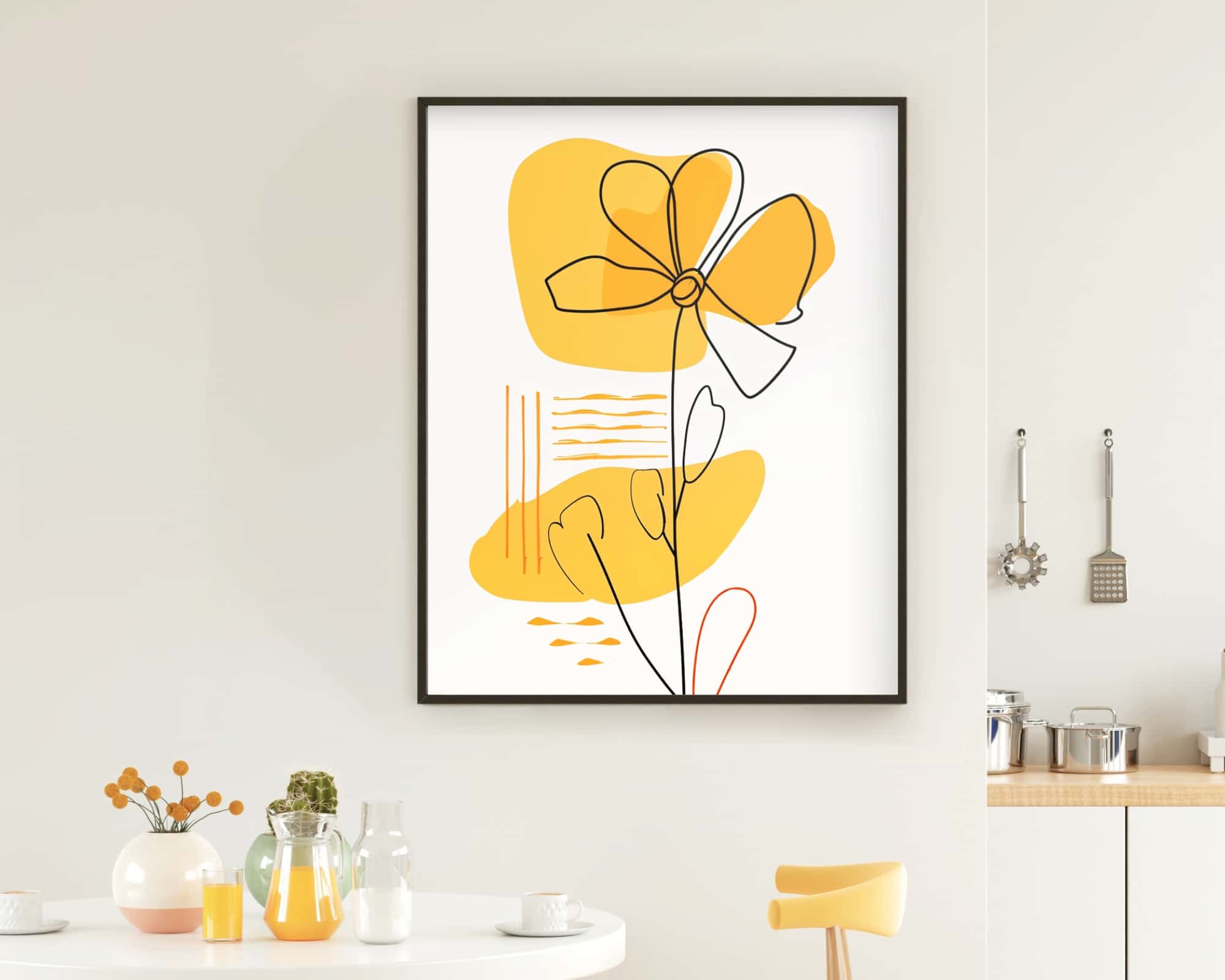 2579mo1 מטבח מינימליסטי כולל קיר לבן המעוטר ביצירת אמנות מופשטת ממוסגרת, "תמונה לפינת אוכל בעיצוב מינימליסטי פרח צהוב וכתום ב'", המתאר פרח צהוב וכתום. הדלפק הלבן מכיל כמה פריטי נוי, כולל אגרטל עם פרחים צהובים, צמח קטן וצנצנת. שני כלי מטבח תלויים על הקיר.