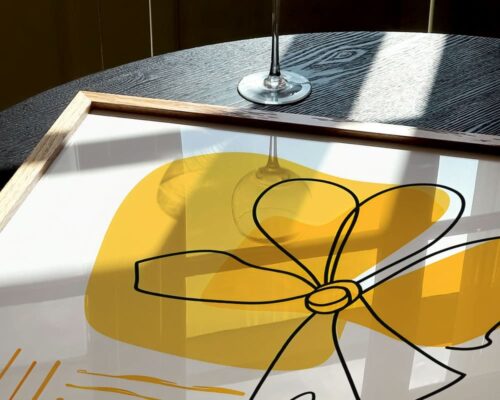 ⁦תמונה לפינת אוכל בעיצוב מינימליסטי פרח צהוב וכתום ב'⁩ – תמונה ⁦5⁩