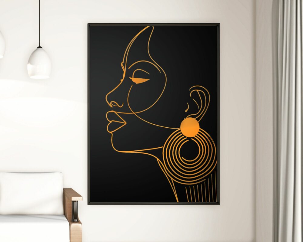 התמונה למשרד בעיצוב מיניסטי אישה עם עגיל בזהב ושחור תלויה על קיר לבן, מציגה יצירת אמנות ממוסגרת של פרופיל אישה באמנות קו צהוב על רקע שחור. לאישה יש עיניים עצומות, שיער גולש, והיא עונדת עגילים גדולים וקונצנטריים. שני אורות תליון וספה לבנה עם משענות עץ נראים חלקית.