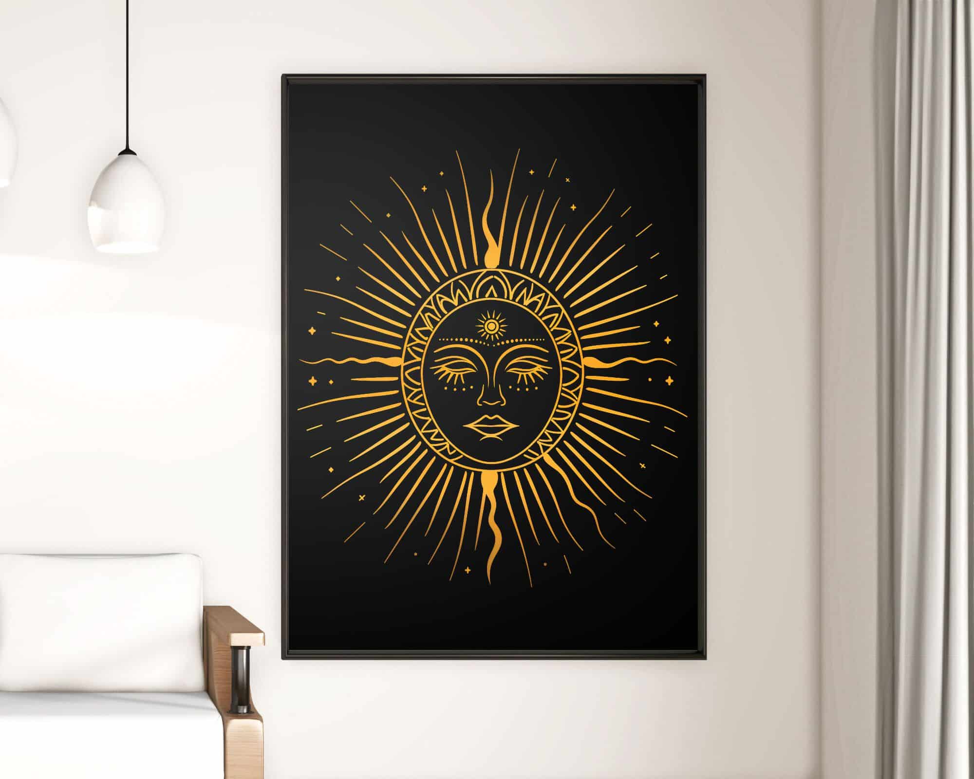 2592mo1 המוצר "תמונה למשרד בעיצוב מינימליסטי מלכת שמש בשחור וזהב", הכולל שמש מסוגננת עם פנים שלווים במרכז, מוקף בקרני זהב, תלוי על קיר לבן. החדר כולל עיצוב מינימליסטי עם ספסל עץ ואורות תלויים לבנים. וילונות אפורים בהירים פתוחים חלקית מימין.