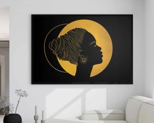 יצירת אמנות ממוסגרת מקולקציית "תמונה מעל הספה בעיצוב מינימליסטי אישה ושמש בשחור וזהב" תלויה על קיר לבן, הכוללת תיאור מינימליסטי של אישה בפרופיל. לאישה שערה בלחמנייה, מתואר בזהב על רקע שחור עם עיגול זהב מאחורי ראשה. את הסצנה משלימה ספה לבנה ועיצוב מינימלי.