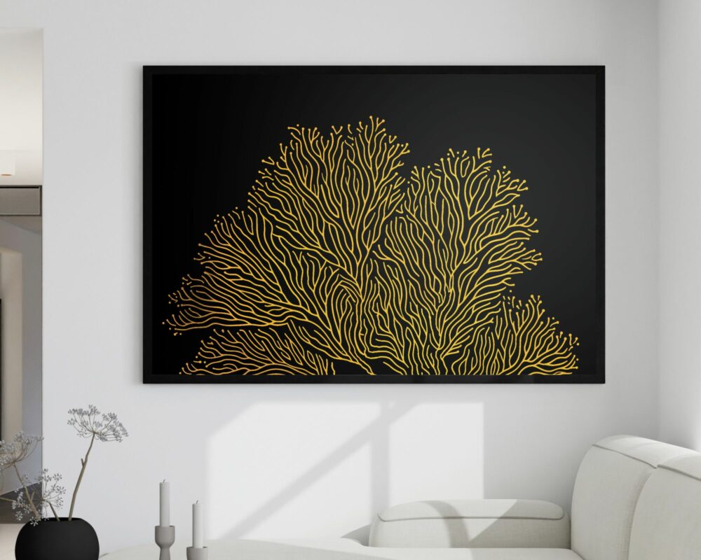 סלון מינימליסטי עם "תמונה מעל הספה בעיצוב מינימליסטי אלמוג זהב על שחור" (ציור ממוסגר שחור של אלמוגים מוזהבים על רקע שחור). החדר כולל קירות לבנים, ספה אפורה בהירה ושולחן צד קטן עם אגרטל שחור ופרחים יבשים. האסתטיקה הכללית מודרנית ונקייה.