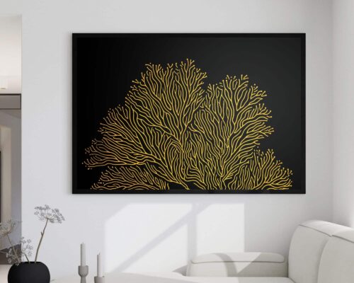 סלון מינימליסטי עם "תמונה מעל הספה בעיצוב מינימליסטי אלמוג זהב על שחור" (ציור ממוסגר שחור של אלמוגים מוזהבים על רקע שחור). החדר כולל קירות לבנים, ספה אפורה בהירה ושולחן צד קטן עם אגרטל שחור ופרחים יבשים. האסתטיקה הכללית מודרנית ונקייה.