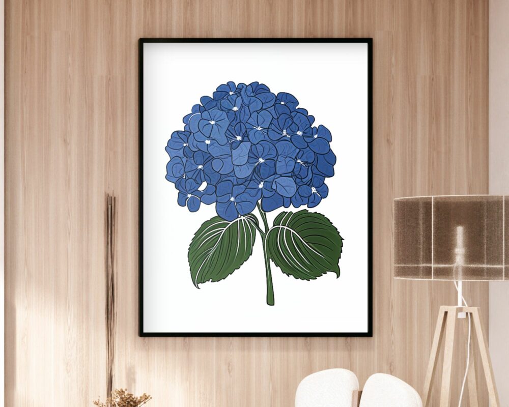 יצירת אמנות ממוסגרת בשם תמונה לפינת אוכל בעיצוב מינימליסטי פרח הידרנג'אה כחולה, המתארת פרח הידראנגאה כחול עם עלים ירוקים, מוצגת על קיר עץ. החדר כולל אסתטיקה מודרנית הכוללת כיסא בז' ומנורת שולחן מתכתית בגוון בז'. צמח דקורטיבי קטן נראה חלקית משמאל.