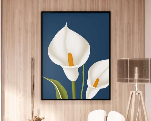 תמונה מודרנית ומינימליסטית לסלון עיצוב מינימליסטי קאלות לבנות על רקע כחול ממוסגרת יפה ותלויה על קיר עץ בהיר. מתחת לציור שולחן מעוטר במנורת בז' וכמה פריטי עיצוב לבנים.