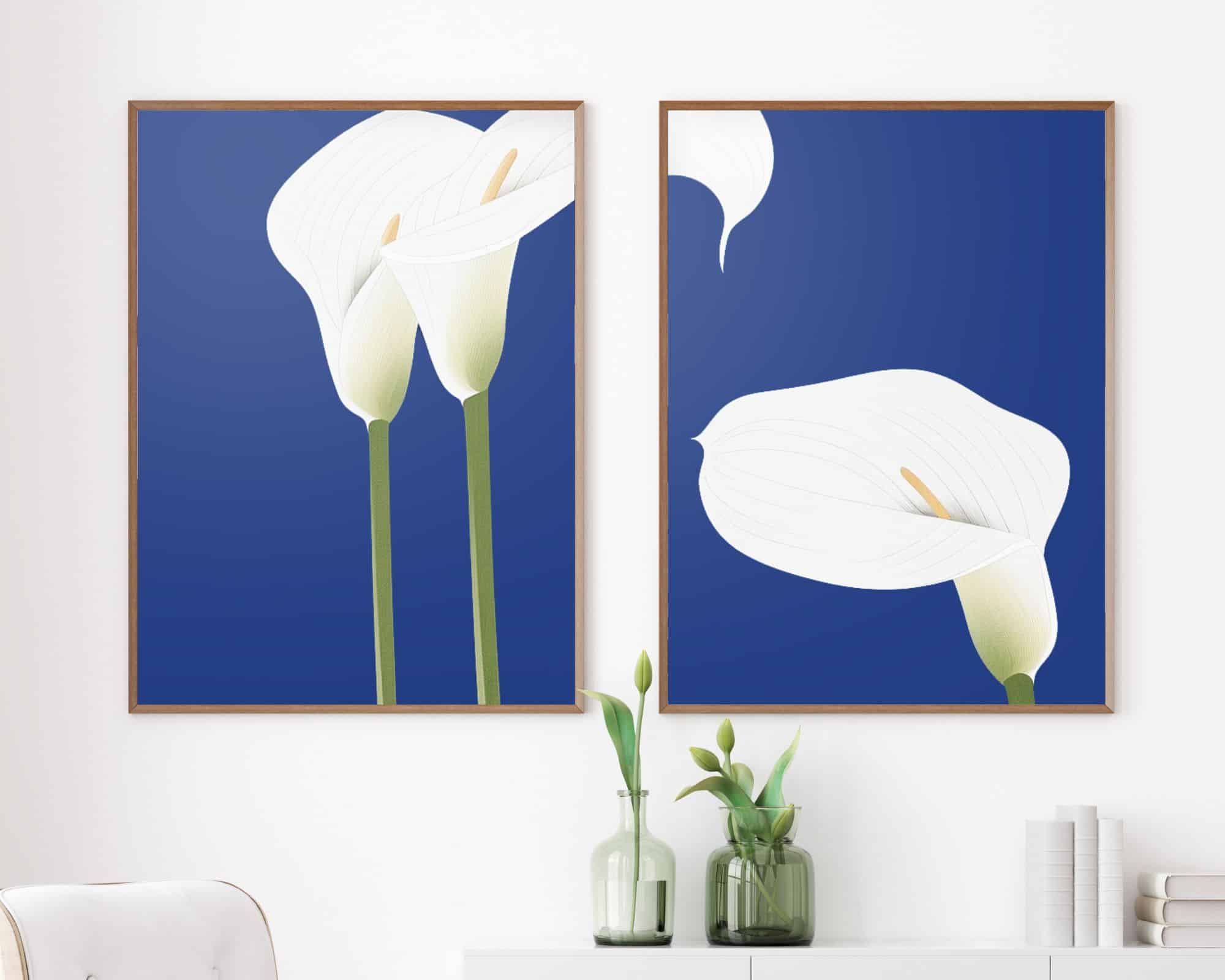 2599mo1 כדי אווירה מינימליסטית ויצירתית, נתלה סט פוסטרים מעל הספה נוסח מינימליסטי קלות לבנות על רקע כחול על קיר לבן. מתחת, ספה לבנה ולבן ארץ פריטי נוי דפים אגרטלי זכוכית עם גבעולים ועלים ירוקים.