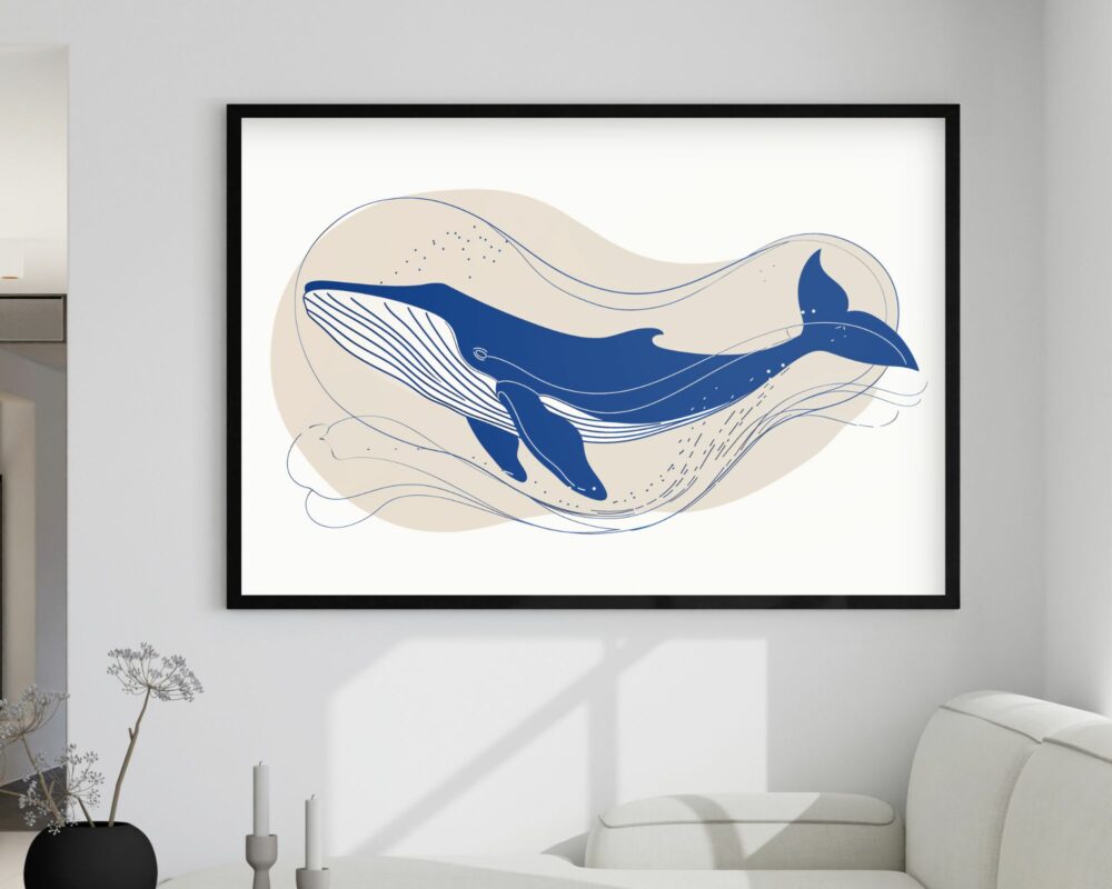 יצירת אמנות מינימליסטית ממוסגרת בשם "תמונה מעל הספה בעיצוב מינימליסטי לויתן כחול" הכוללת לווייתן כחול עם דפוסי גל מופשטים, המוצג בולט על קיר לבן מעל ספה בז'. החדר מעוצב בסגנון עכשווי, עם צמח קטן ונרות על שולחן צד.