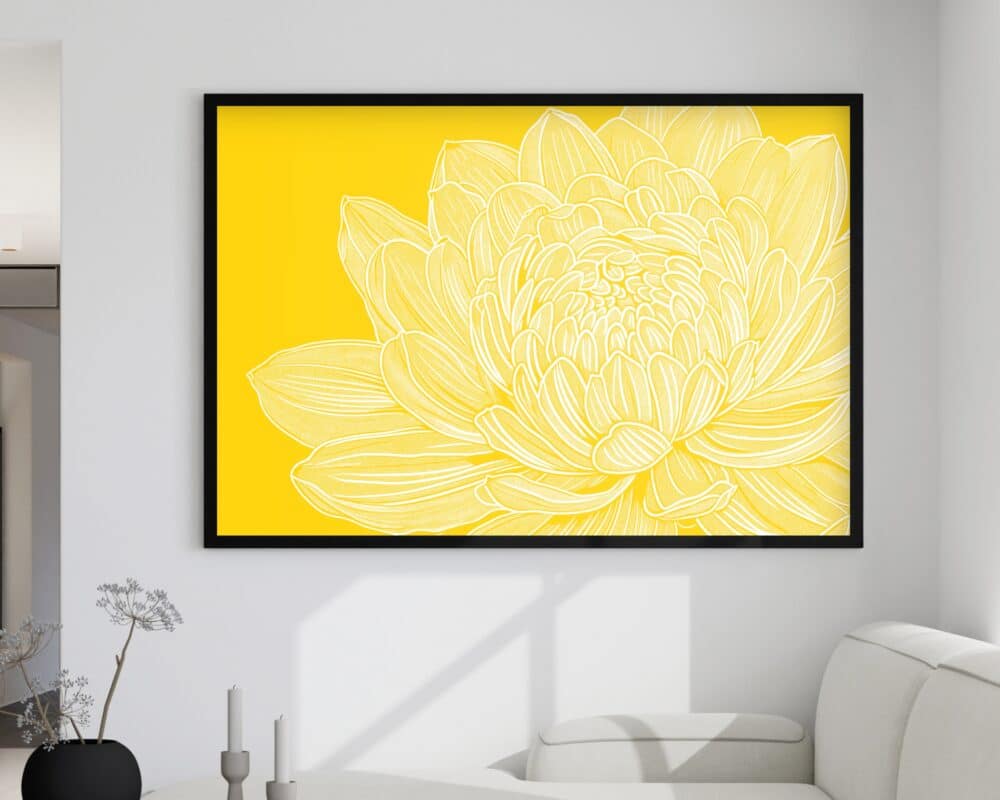 יצירת אמנות ממוסגרת בשם "תמונה מעל הספה בעיצוב מינימליסטי פרח צהוב", הכוללת פרח לבן עם פרטי עלי כותרת מורכבים על רקע צהוב בוהק, תלויה על קיר לבן מעל ספה לבנה. משמאל מונח על שולחן אגרטל שחור קטן עם צמחים מיובשים מינימליסטיים. החדר מואר באלגנטיות באור טבעי.