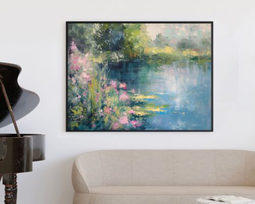 ציור ממוסגר בשם תמונה מעל הספה נוסח וינטג' אמפרסיוני אגם פורח, המתאר בריכה שלווה מוקפת ירק ופרחים ורודים, מותקן על קיר לבן. בחזית, ספה בז' ופסנתר כנף שחור נראים חלקית, ותורמים לאווירת חדר רגועה ואלגנטית.