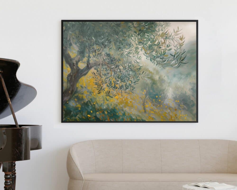 ציור ממוסגר שכותרתו "תמונה מעל הספה נוסח וינטג' אמפרס יוני עץ זית בשדה פורח" מציג עץ שופע עם עלים ירוקים ופרחים צהובים, תלוי על קיר לבן. היצירה משרה אווירה שלווה. בחזית נראים חלק מפסנתר וספה בצבע בז' בהיר, התורמים לתפאורה האמנותית והנעימה.