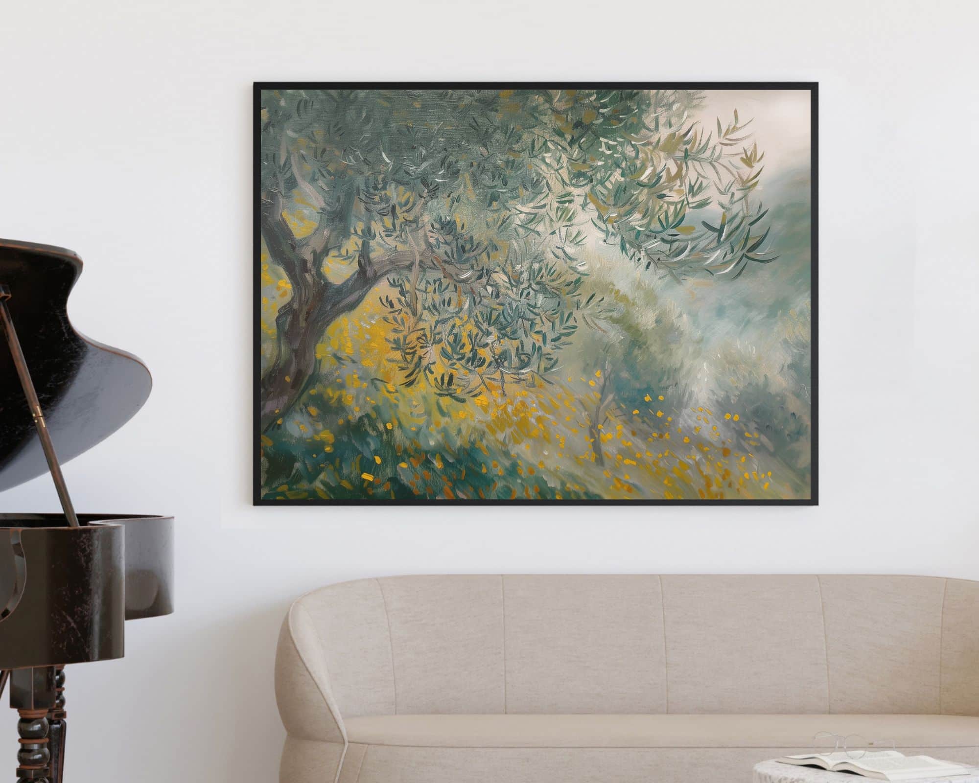 2612mo1 ציור ממוסגר שכותרתו "תמונה מעל הספה נוסח וינטג' אמפרס יוני עץ זית בשדה פורח" מציג עץ שופע עם עלים ירוקים ופרחים צהובים, תלוי על קיר לבן. היצירה משרה אווירה שלווה. בחזית נראים חלק מפסנתר וספה בצבע בז' בהיר, התורמים לתפאורה האמנותית והנעימה.