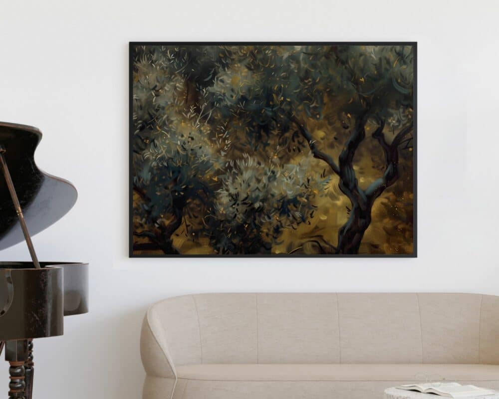 תמונה ממוסגרת מעל הספה נוסח וינטג' אמפרסיוני עצי זית תלויה על קיר לבן מעל ספה בצבע בז' בהיר. הקצה של פסנתר כנף שחור נראה בצד שמאל של התמונה.