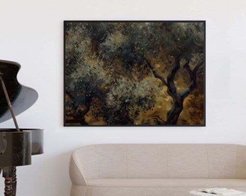 תמונה ממוסגרת מעל הספה נוסח וינטג' אמפרסיוני עצי זית תלויה על קיר לבן מעל ספה בצבע בז' בהיר. הקצה של פסנתר כנף שחור נראה בצד שמאל של התמונה.