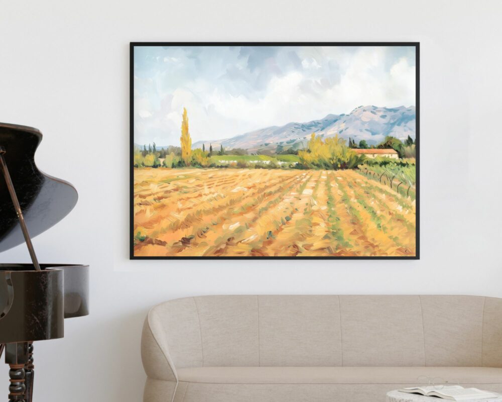 ציור ממוסגר בשם "תמונה מעל הספה נוסח ציור וינטג' שדה חקלאי", המתאר נוף כפרי עם שדות חרושים, הרים רחוקים ושמים מעוננים, תלוי על קיר לבן. מתחת לציור נראים בחדר ספה בז' וחלק מפסנתר כנף שחור.