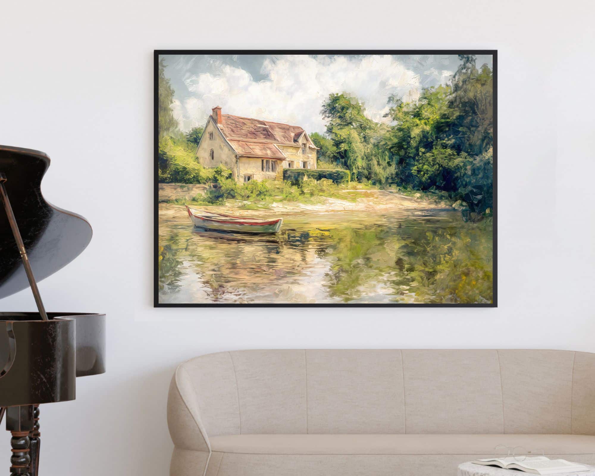 xr:d:DAFh4xFAZJc:1012,j:2873715735701813986,t:24021912 "תמונה מעל הספה נוסח ציור וינטג' בית על שפת אגם" המתאר סצנה שלווה על שפת נהר עם קוטג', ירוק שופע וסירה על המים תלויה על קיר לבן. הציור ממוקם מעל ספה בז', וקצהו של פסנתר כנף שחור נראה בצד שמאל של התמונה.